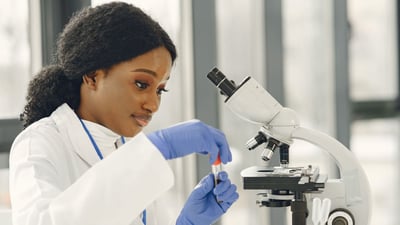 Déconstruire les mythes : Les stéréotypes de genre en sciences en Afrique et leur impact sur les femmes